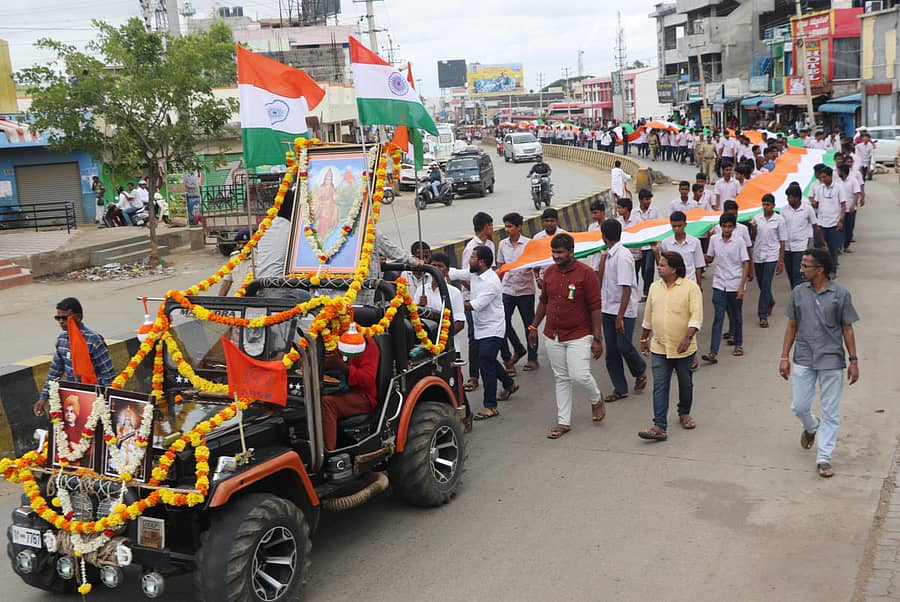 ಸ್ವಾತಂತ್ರ್ಯದ ಅಮೃತಮಹೋತ್ಸವದ ಅಂಗವಾಗಿ ಎಬಿವಿಪಿಯಿಂದ ಚಾಮರಾಜನಗರದಲ್ಲಿ ಶುಕ್ರವಾರ ತಿರಂಗಾ ಯಾತ್ರೆ ನಡೆಯಿತು