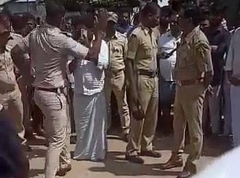 ರೈತನ ಮೇಲೆ ಪಿಎಸ್‌ಐ ಮಣಿಕಂಠ ಹಲ್ಲೆ ಮಾಡುತ್ತಿರುವುದು 