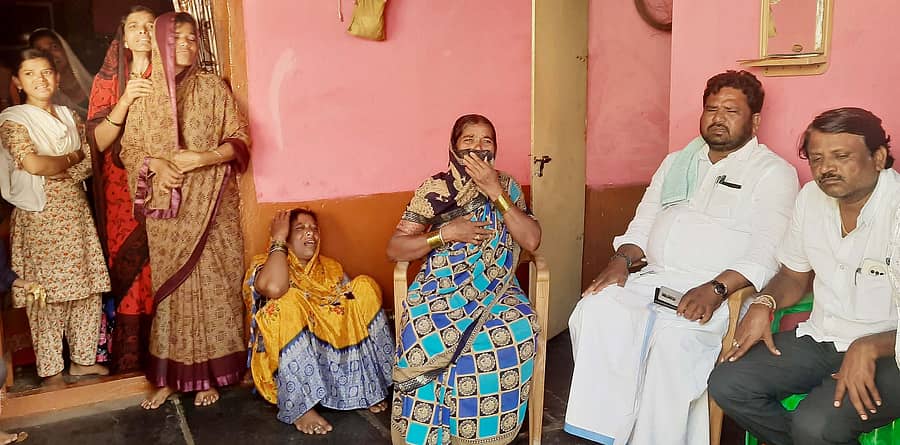 ಕನಕಗಿರಿ ತಾಲ್ಲೂಕಿನ ಹುಲಿಹೈದರ ಗ್ರಾಮದ ಘರ್ಷಣೆಯಲ್ಲಿ ಮೃತಪಟ್ಟ ಪಾಷವಲಿ ಅವರ ಮನೆಗೆ ಶಾಸಕ ಬಸವರಾಜ ದಢೇಸೂಗೂರು ಶುಕ್ರವಾರ ಭೇಟಿ ನೀಡಿದರು