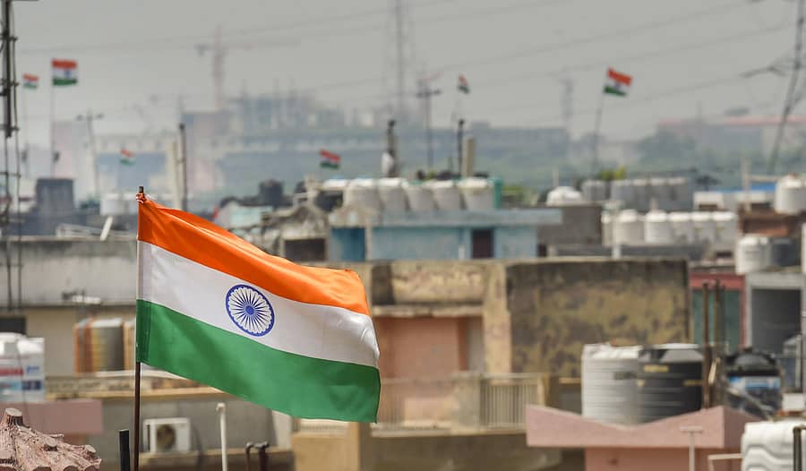 ದೆಹಲಿಯಲ್ಲಿ ಮನೆಗಳ ಮೇಲೆ ಹಾರಾಡುತ್ತಿರು ರಾಷ್ಟ್ರಧ್ವಜ 