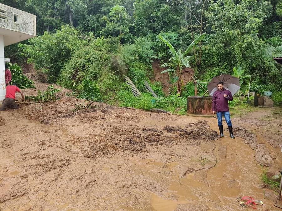 ಶನಿವಾರಸಂತೆ ಸಮೀಪದ ಬ್ಯಾಡಗೊಟ್ಟ ಗ್ರಾಮ ಪಂಚಾಯಿತಿ ಹಿಂಭಾಗದ ಗುಡ್ಡ ಕುಸಿದು ವ್ಯಾಪಾರಿ ಅಬ್ದುಲ್ ಅವರ ಮನೆ ಸುತ್ತ ಮಣ್ಣು ಆವರಿಸಿರುವುದನ್ನು ಕಂದಾಯ ಪರಿವೀಕ್ಷಕ ಮನುಕುಮಾರ್ ಪರಿಶೀಲಿಸಿದರು (ಎಡಚಿತ್ರ). ಅಬ್ದುಲ್ ಅವರ ಮನೆಯ ಕಿಟಕಿಯಿಂದ ಮಣ್ಣು ಸುರಿಯುತ್ತಿದ್ದು ಸ್ನಾನದ ಮನೆ ಕೆಸರುಮಯವಾಗಿದೆ (ಮಧ್ಯೆ). ಶನಿವಾರಸಂತೆ ಸಮೀಪದ ಹಿರಿಕರ ಗ್ರಾಮದ ಎಚ್.ಎಂ.ಈರಮ್ಮ ಅವರ ಕಾಫಿ– ಅಡಿಕೆ ತೋಟದಲ್ಲಿ ಬರೆ ಕುಸಿದು ಬೆಳೆ ಹಾನಿಯಾಗಿದೆ