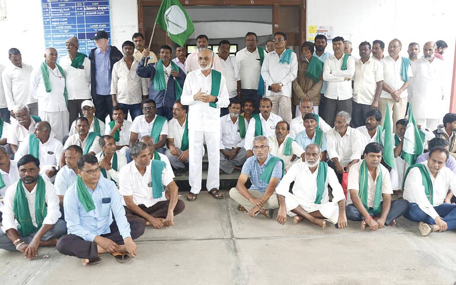 ರಾಜ್ಯ ರೈತ ಸಂಘ ಹಾಗೂ ಹಸಿರು ಸೇನೆಯ ನೇತೃತ್ವದಲ್ಲಿ ರೈತರು ಶುಕ್ರವಾರ ಜಿಲ್ಲಾಧಿಕಾರಿ ಕಚೇರಿ ಎದುರು ‘ರೈತರ ಉತ್ಪನ್ನಗಳಿಗೆ ಬೆಲೆ ಸ್ವಾತಂತ್ರ್ಯ ಚಳವಳಿ’ ನಡೆಸಿದರು. ಎಚ್.ಆರ್.ಬಸವರಾಜಪ್ಪ ಮಾತನಾಡಿದರು.