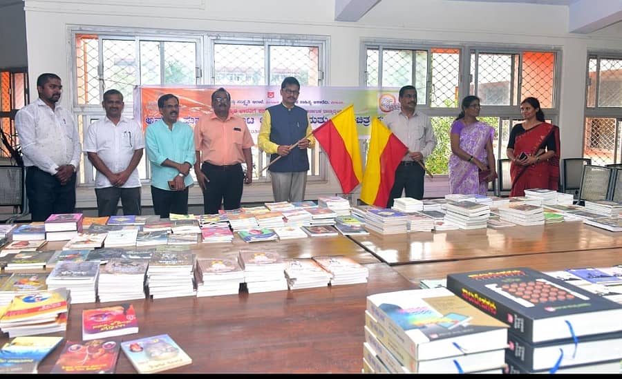 ಮಂಗಳೂರು ವಿವಿಯಲ್ಲಿ 'ಅಮೃತ ಪುಸ್ತಕ ಮಾರಾಟ ಅಭಿಯಾನ'ಕ್ಕೆ ಕುಲಪತಿ ಪ್ರೊ.ಪಿ.ಎಸ್.ಯಡಪಡಿತ್ತಾಯ ಚಾಲನೆ ನೀಡಿದರು