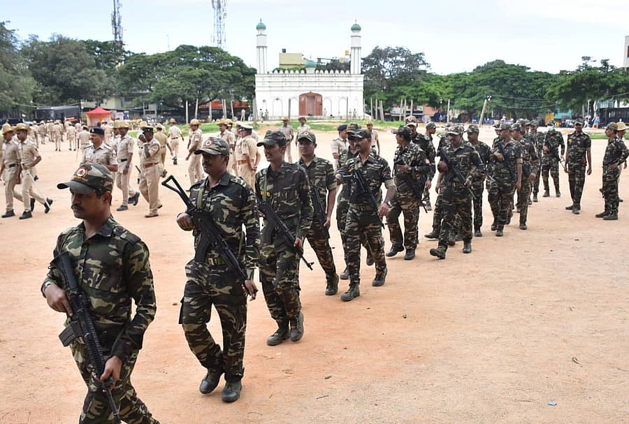 ಚಾಮರಾಜಪೇಟೆ ಮೈದಾನದಲ್ಲಿ ಪೊಲೀಸರು ಪಥಸಂಚಲನ ನಡೆಸಿದರು