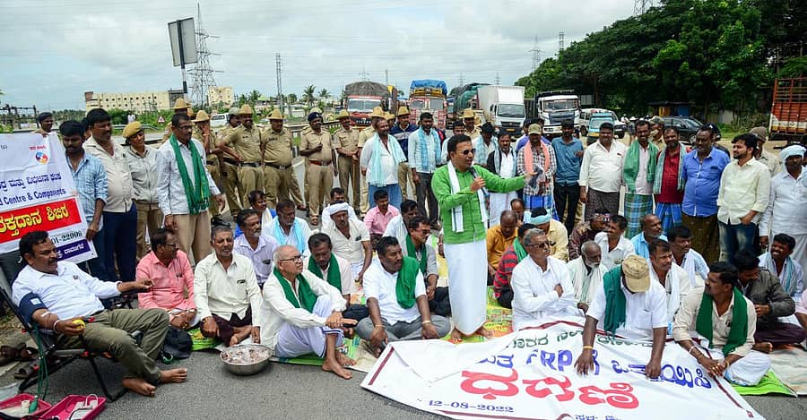 ಕಬ್ಬಿಗೆ ನಿಗದಿಪಡಿಸಿರುವ ಎಫ್ಆರ್ಪಿ (ನ್ಯಾಯಸಮ್ಮತ ಹಾಗೂ ಮೌಲ್ಯಾಧಾರಿತ ಬೆಲೆ)ಯನ್ನು ಮರು ಪರಿಶೀಲಿಸುವಂತೆ ಆಗ್ರಹಿಸಿ, ವಿದ್ಯುತ್ ಖಾಸಗೀಕರಣ ವಿರೋಧಿಸಿ ರಾಜ್ಯ ಕಬ್ಬು ಬೆಳೆಗಾರರ ಸಂಘದಿಂದ ಇಲ್ಲಿನ ಜಿಲ್ಲಾ ಪಂಚಾಯಿತಿ ಎದುರು ರಾಷ್ಟ್ರೀಯ ಹೆದ್ದಾರಿ 48ರಲ್ಲಿ ನಡೆದ ಪ್ರತಿಭಟನೆಯಲ್ಲಿ ರೈತ ಮುಖಂಡ ತೇಜಸ್ವಿ ಪಟೇಲ್ ಮಾತನಾಡಿದರು. ರೈತ ಮುಖಂಡ ಹುಚ್ಚವ್ವನಹಳ್ಳಿ ಮಂಜುನಾಥ್ ಇದ್ದರು –ಪ್ರಜಾವಾಣಿ ಚಿತ್ರ