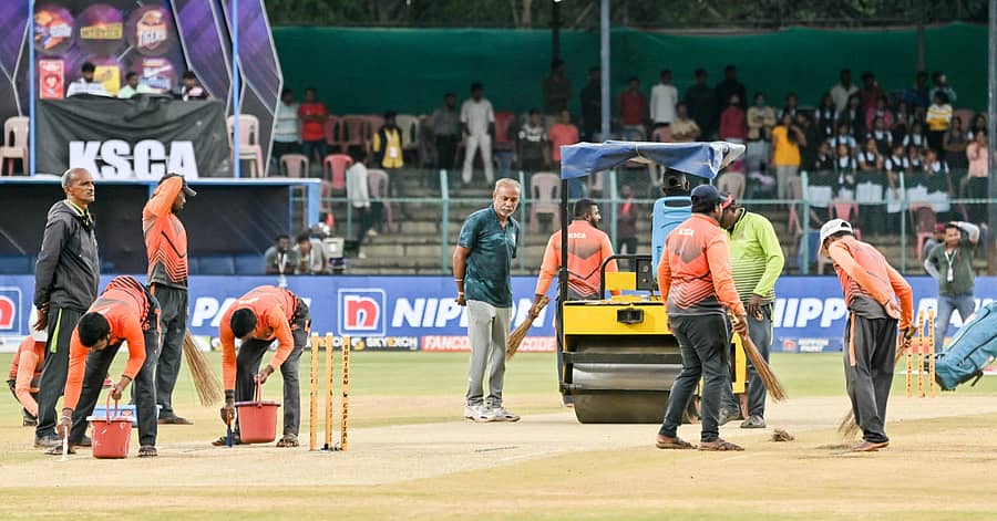 ಮಾನಸಗಂಗೋತ್ರಿಯ ಶ್ರೀಕಂಠದತ್ತ ನರಸಿಂಹರಾಜ ಒಡೆಯರ್ ಕ್ರೀಡಾಂಗಣದ ಪಿಚ್ ಅನ್ನು ಆಟಕ್ಕೆ ಅಣಿಗೊಳಿಸುತ್ತಿರುವ ಕೆಎಸ್ಸಿಎ ಸಿಬ್ಬಂದಿ