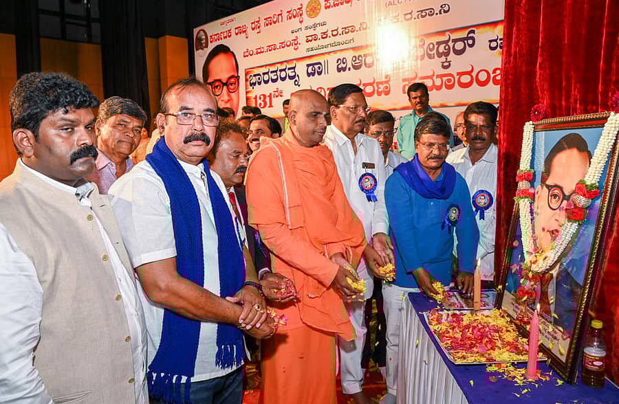 ನಗರದ ಪುರಭವನದಲ್ಲಿ ಆಯೋಜಿಸಿದ್ದ ಬಿ.ಆರ್. ಅಂಬೇಡ್ಕರ್ ಅವರ 131ನೇ ಜನ್ಮ ದಿನಾಚರಣೆಯಲ್ಲಿ (ಎಡದಿಂದ) ಸಂಘದ ರಾಜ್ಯ ಕಾರ್ಯದರ್ಶಿ ಎಂ.ರವಿಪ್ರಕಾಶ್, ರಾಜ್ಯ ಪ್ರಧಾನ ಕಾರ್ಯದರ್ಶಿ ವೆಂಕಟರಮಣಪ್ಪ, ಜ್ಞಾನಪ್ರಕಾಶ ಸ್ವಾಮೀಜಿ, ಸಂಘದ ರಾಜ್ಯ ಅಧ್ಯಕ್ಷ ಎಫ್.ಎಚ್.ಜಕ್ಕಪ್ಪನವರ ಮತ್ತು ದಲಿತ ಸಂಘರ್ಷ ಸಮಿತಿ ರಾಜ್ಯ ಸಂಚಾಲಕ ಮಾವಳ್ಳಿ ಶಂಕರ್ ಅವರು ಬಿ.ಆರ್.ಅಂಬೇಡ್ಕರ್ ಭಾವಚಿತ್ರಕ್ಕೆ ಪುಷ್ಪ ನಮನ ಸಲ್ಲಿಸಿದರು -   – ಪ್ರಜಾವಾಣಿ ಚಿತ್ರ