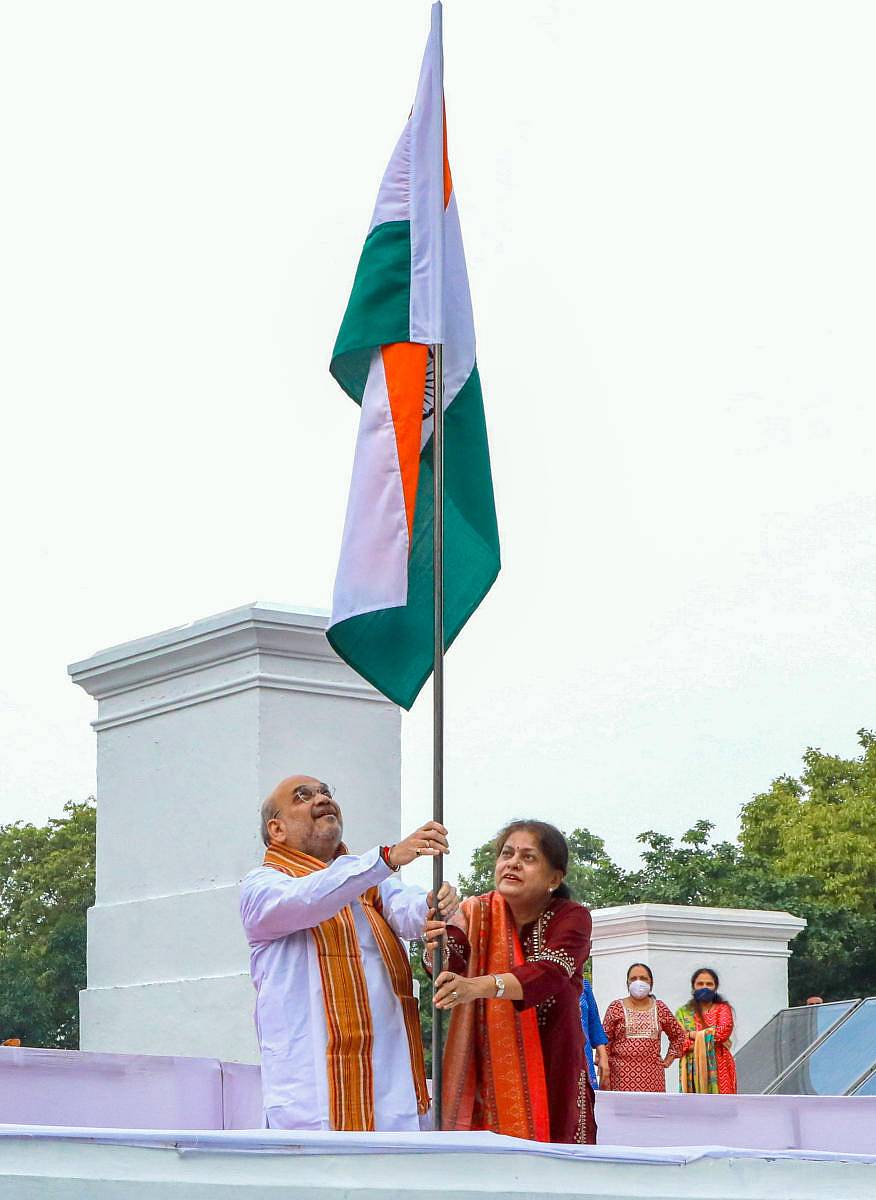 ಕೇಂದ್ರ ಗೃಹಸಚಿವ ಅಮಿತ್‌ ಶಾ ಅವರು ಪತ್ನಿ ಸೋನಲ್‌ ಶಾ ಅವರೊಂದಿಗೆ ಶನಿವಾರ ತಮ್ಮ ನಿವಾಸದಲ್ಲಿ ರಾಷ್ಟ್ರಧ್ವಜ ಹಾರಿಸಿದರು –ಪಿಟಿಐ ಚಿತ್ರ