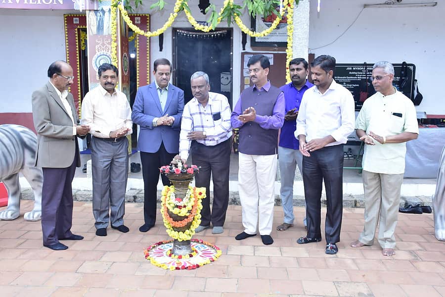 ಜೆಎಸ್ಎಸ್ ಅರ್ಬನ್ ಹಾತ್ನಲ್ಲಿ ಆಯೋಜಿಸಿರುವ ‘ಕಲಾವೈಭವ’ ಮೇಳವನ್ನು ಜಿಲ್ಲಾ ಕೈಗಾರಿಕಾ ಕೇಂದ್ರದ ಜಂಟಿ ನಿರ್ದೇಶಕ ಟಿ.ದಿನೇಶ್ ಉದ್ಘಾಟಿಸಿದರು