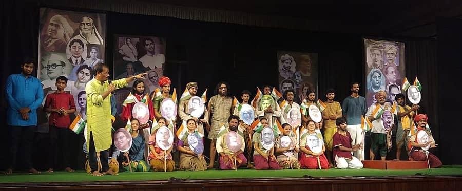 ಮೂಡುಬಿದಿರೆಯಲ್ಲಿ ಶುಕ್ರವಾರ ಕಾರ್ಕಳದ ಯಕ್ಷ ರಂಗಾಯಣವು ‘ಅಮರಕ್ರಾಂತಿ ಸ್ವಾತಂತ್ರ್ಯ ಹೋರಾಟ - 1837’ ನಾಟಕ ಪ್ರಸ್ತುತ ಪಡಿಸಿತು