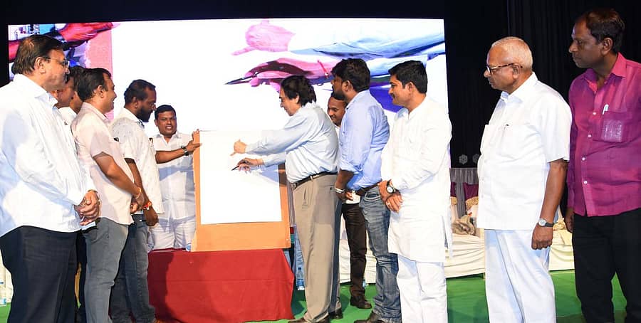 ಬಿದರಿ, ಬೀದರ್ ಜಿಲ್ಲೆಯ ಸಾಂಸ್ಕೃತಿಕ ವೇದಿಕೆ ವತಿಯಿಂದ ಬಿದರಿ ಉತ್ಸವ ಪ್ರಯುಕ್ತ ಬೀದರ್‍ನ ಪೂಜ್ಯ ಚನ್ನಬಸವ ಪಟ್ಟದ್ದೇವರು ರಂಗಮಂದಿರದಲ್ಲಿ ಆಯೋಜಿಸಿದ್ದ ಚಿತ್ರಕಲೆ ಸ್ಪರ್ಧೆಗೆ ಮಾಜಿ ಶಾಸಕ ಅಶೋಕ ಖೇಣಿ ಚಿತ್ರ ಬಿಡಿಸಿ ಚಾಲನೆ ನೀಡಿದರು