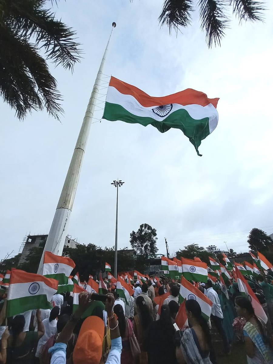 ಬೆಳಗಾವಿಯ ಕೋಟೆ ಕೆರೆಯ ಮೈದಾನದಲ್ಲಿರುವ ದಕ್ಷಿಣ ಭಾರತದ ಅತಿ ಎತ್ತರದ ಧ್ವಜಸ್ತಂಭ