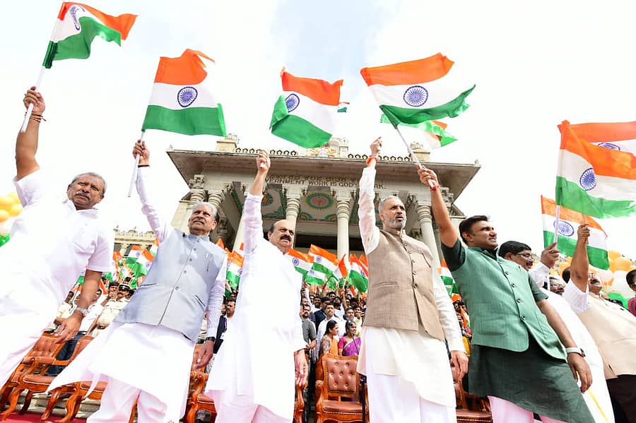 ‘ಮನೆ ಮನೆಗಳಲ್ಲಿ ರಾಷ್ಟ್ರಧ್ವಜ’ ಅಭಿಯಾನದಲ್ಲಿ ವಿಧಾನಸಭಾಧ್ಯಕ್ಷ ವಿಶ್ವೇಶ್ವರ ಹೆಗಡೆ ಕಾಗೇರಿ, ವಿಧಾನ ಪರಿಷತ್‌ ಸಭಾಪತಿ ರಘುನಾಥ ಮಲ್ಕಾಪುರೆ, ನಗರಾಭಿವೃದ್ಧಿ ಸಚಿವ ಬೈರತಿ ಬಸವರಾಜ್, ಕನ್ನಡ ಮತ್ತು ಸಂಸ್ಕೃತಿ ಸಚಿವ ಸುನೀಲ್‌ಕುಮಾರ್‌, ಅಬಕಾರಿ ಸಚಿವ ಕೆ. ಗೋಪಾಲಯ್ಯ ಇದ್ದರು.