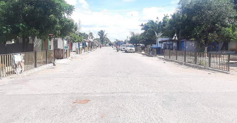 ಕನಕಗಿರಿ ತಾಲ್ಲೂಕಿನ ಹುಲಿಹೈದರ ಗ್ರಾಮದಲ್ಲಿ ಬಿಕೊ ಎತ್ತಿರುವ ರಸ್ತೆಗಳು