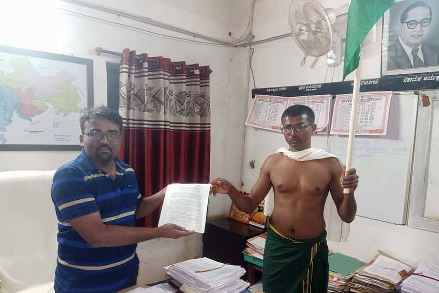 ಪಡಿತರ ಅಕ್ಕಿಯನ್ನು ಅಕ್ರಮವಾಗಿ ಮಾರಾಟ ಮಾಡುತ್ತಿರುವುದನ್ನು ಖಂಡಿಸಿ ಸಾಗರ ತಾಲ್ಲೂಕಿನ ಹೊಸಂತೆ ಗ್ರಾಮದ ಸಾಮಾಜಿಕ ಕಾರ್ಯಕರ್ತ ಪ್ರೇಮ್ನಾಥ್ ಅವರು ತಹಶೀಲ್ದಾರ್ ಮಲ್ಲೇಶ್ ಬಿ. ಪೂಜಾರ್ ಅವರಿಗೆ ಮನವಿ ಸಲ್ಲಿಸಿದರು.