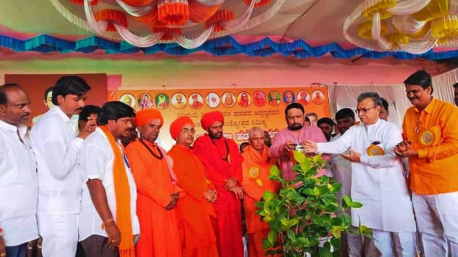 ‌‌ಅಥಣಿಯಲ್ಲಿ ಶನಿವಾರ ನಡೆದ ಶಿವಶರಣ ಹಡಪದ ಅಪ್ಪಣ್ಣ ಅವರ ಜಯಂತಿ ಕಾರ್ಯಕ್ರಮವನ್ನು ಲಕ್ಷ್ಮಣ ಸವದಿ ಅವರು ಸಸಿಗೆ ನೀರು ಹಾಕಿ ಉದ್ಘಾಟಿಸಿದರು