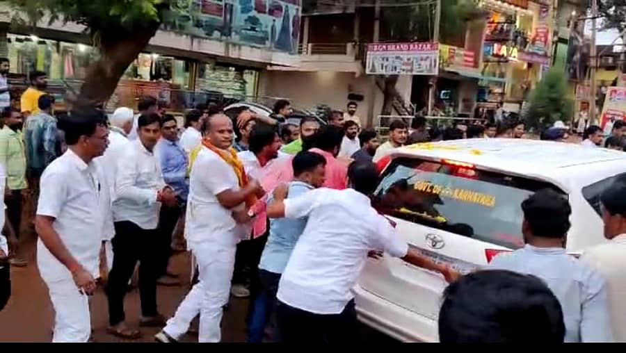 ಬಸವಕಲ್ಯಾಣದಲ್ಲಿ ಕೇಂದ್ರ ರಸಗೊಬ್ಬರ ಖಾತೆ ರಾಜ್ಯ ಸಚಿವ ಭಗವಂತ ಖೂಬಾ ಅವರ ಕಾರಿನ ನೇಮ್ ಪ್ಲೇಟ್ ಕಿತ್ತು ಹಾಕಿರುವ ಬಿಜೆಪಿ ಕಾರ್ಯಕರ್ತರು