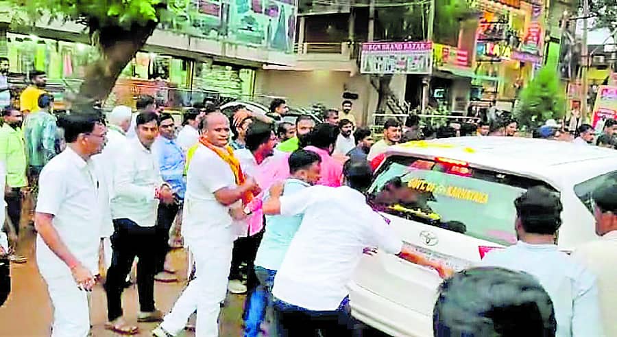 ಬಸವಕಲ್ಯಾಣದಲ್ಲಿ ಕೇಂದ್ರ ರಸಗೊಬ್ಬರ ಖಾತೆ ರಾಜ್ಯ ಸಚಿವ ಭಗವಂತ ಖೂಬಾ ಅವರ ಕಾರಿನ ಹಿಂಬದಿಯ ನೇಮ್‌ಪ್ಲೇಟ್ ಹಾನಿ ಮಾಡಲು ಯತ್ನಿಸುತ್ತಿರುವುದು