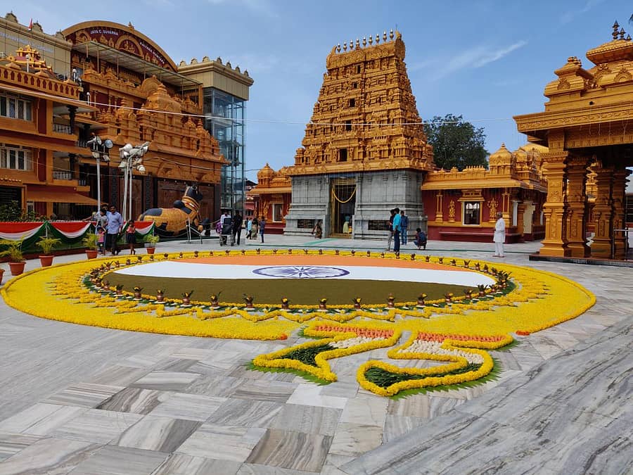 ಮಂಗಳೂರಿನ ಕುದ್ರೋಳಿ ಗೋಕರ್ಣನಾಥ ಕ್ಷೇತ್ರದ ಪ್ರಾಂಗಣದಲ್ಲಿ ಧವಸಧಾನ್ಯಗಳಿಂದ ತಯಾರಿಸಿದ ತಿರಂಗಾ ಕಲಾಕೃತಿ