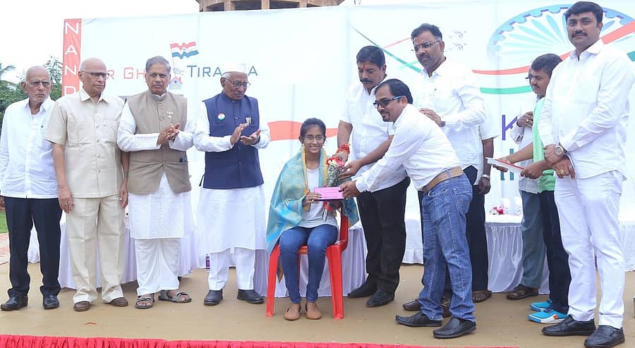 ಬೀದರ್ನ ನಂದಿ ಕಾಲೊನಿಯಲ್ಲಿ ಸ್ವಾತಂತ್ರ್ಯದ ಅಮೃತ ಮಹೋತ್ಸವ ನಿಮಿತ್ತ ನಡೆದ ಧ್ವಜಾರೋಹಣ ಕಾರ್ಯಕ್ರಮದಲ್ಲಿ ಎಸ್ಸೆಸ್ಸೆಲ್ಸಿ ಪರೀಕ್ಷೆಯಲ್ಲಿ ಸಾಧನೆಗೈದ ಭಕ್ತಿ ನಿಟ್ಟೂರೆ ಅವರನ್ನು ಬಿಜೆಪಿ ಮುಖಂಡ ಈಶ್ವರಸಿಂಗ್ ಠಾಕೂರ್ ಹಾಗೂ ಎಂಜಿನಿಯರ್ ರವಿ ಮೂಲಗೆ ಸನ್ಮಾನಿಸಿದರು. ಸುಭಾಷ್ ಕರ್ಪೂರ ಫೌಂಡೇಷನ್ ವತಿಯಿಂದ ₹ 11 ಸಾವಿರ ಮೊತ್ತದ ಚೆಕ್ ನೀಡಿ ಪ್ರೋತ್ಸಾಹಿಸಿದರು