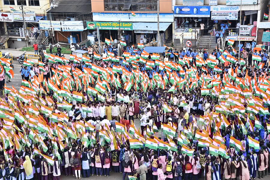 ಹಾವೇರಿ ನಗರದ ಹೊಸಮನಿ ಸಿದ್ದಪ್ಪ ವೃತ್ತದಲ್ಲಿ ಭಾನುವಾರ ನಡೆದ ‘ಮನೆ–ಮನೆಗೆ ತ್ರಿವರ್ಣಧ್ವಜ’ ರ್ಯಾಲಿಯಲ್ಲಿ ಪಾಲ್ಗೊಂಡಿದ್ದ ವಿದ್ಯಾರ್ಥಿಗಳು –ಪ್ರಜಾವಾಣಿ ಚಿತ್ರ