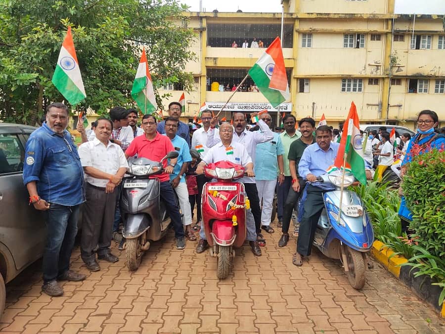 ಸ್ವಾತಂತ್ರ್ಯದ ಅಮೃತ ಮಹೋತ್ಸವದ ಅಂಗವಾಗಿ ಹುಬ್ಬಳ್ಳಿ ಹೆಗ್ಗೇರಿ ಆಯುರ್ವೇದ ಮಹಾವಿದ್ಯಾಲಯದ ವತಿಯಿಂದ ಭಾನುವಾರ ಬೈಕ್ ರ್ಯಾಲಿ ಹಮ್ಮಿಕೊಳ್ಳಲಾಗಿತ್ತು