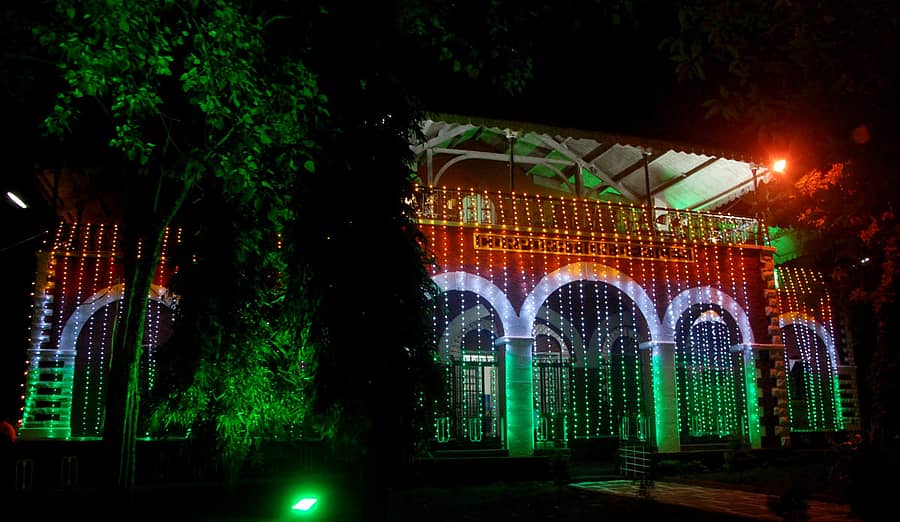 ಹುಬ್ಬಳ್ಳಿಯ ಮಹಾನಗರ ಪಾಲಿಕೆಯ ಆಯುಕ್ತರ ಕಚೇರಿ ಕಟ್ಟಡವನ್ನು ವಿದ್ಯುತ್ ದೀಪಗಳಿಂದ ಅಲಂಕರಿಸಲಾಗಿದೆ