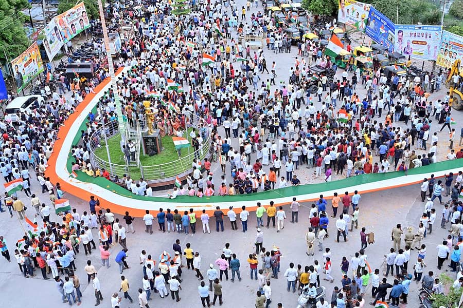  75ನೇ ಸ್ವಾತಂತ್ರ್ಯ ಅಮೃತ ಮಹೋತ್ಸವದ ಅಂಗವಾಗಿ ರಾಯಚೂರಿನಲ್ಲಿ ಭಾನುವಾರ ಒಂದು ಸಾವಿರ ಅಡಿಗಳಷ್ಟು ಉದ್ದ ರಾಷ್ಟ್ರಧ್ವಜ ಪ್ರದರ್ಶನ, ಮೆರವಣಿಗೆ ನಡೆಯಿತು.