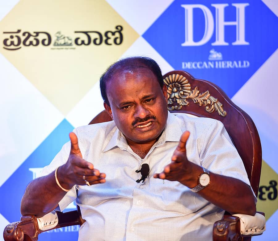 ದಾಸರಹಳ್ಳಿ ವಿಧಾನಸಭಾ ಕ್ಷೇತ್ರದಲ್ಲಿ ಭಾನುವಾರ ನಡೆದ ಮತಗಟ್ಟೆ ಮಟ್ಟದ ಜೆಡಿಎಸ್ ಕಾರ್ಯಾಗಾರದಲ್ಲಿ ಜೆಡಿಎಸ್ ಶಾಸಕಾಂಗ ಪಕ್ಷದ ನಾಯಕ ಎಚ್.ಡಿ. ಕುಮಾರಸ್ವಾಮಿ ಮಾತನಾಡಿದರು. ಶಾಸಕ ಮಂಜುನಾಥ್ ಇದ್ದರು