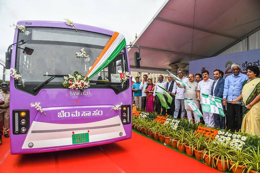 ಬೆಂಗಳೂರು ಮಹಾನಗರ ಸಾರಿಗೆ ಸಂಸ್ಥೆಯ (ಬಿಎಂಟಿಸಿ) ಹೊಸ ಮಾದರಿಯ ವಿದ್ಯುತ್ ಚಾಲಿತ (ಎಲೆಕ್ಟ್ರಿಕ್) ಬಸ್‌ಗೆ ಮುಖ್ಯಮಂತ್ರಿ ಬಸವರಾಜ ಬೊಮ್ಮಾಯಿ ಹಸಿರು ನಿಶಾನೆ ತೋರಿಸಿದರು. ಬಳಿಕ ಈ ಬಸ್ಸಿನಲ್ಲಿ ಮುಖ್ಯಮಂತ್ರಿ ಸಂಚರಿಸಿದರು. ಗೃಹ ಸಚಿವ ಅರಗ ಜ್ಞಾನೇಂದ್ರ, ಬಿಎಂಟಿಸಿ ಅಧ್ಯಕ್ಷ ನಂದೀಶ ರೆಡ್ಡಿ, ವಿಧಾನ ಪರಿಷತ್‌ ಸದಸ್ಯ ನಾಗರಾಜ ಯಾದವ, ಬಿಎಂಟಿಸಿ ವ್ಯವಸ್ಥಾಪ‍ಕ ನಿರ್ದೇಶಕಿ ಸತ್ಯವತಿ ಇದ್ದರು      –ಪ್ರಜಾವಾಣಿ ಚಿತ್ರ