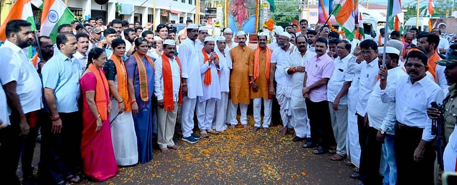 ಮೂಲ್ಕಿಯಿಂದ ಮೂಡುಬಿದಿರೆಯವರೆಗೆ ಬೃಹತ್ ತಿರಂಗಾ ಯಾತ್ರೆಗೆ ಭಾನುವಾರ ಚಾಲನೆ ನೀಡಲಾಯಿತು