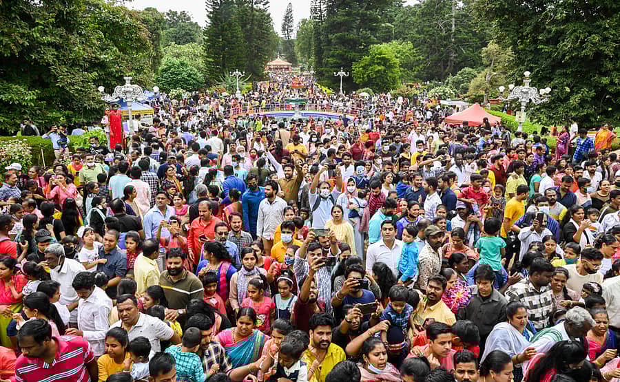 ಲಾಲ್‌ಬಾಗ್‌ನಲ್ಲಿ  ಆಯೋಜಿಸಿರುವ ಫಲಪುಷ್ಪ ಪ್ರದರ್ಶನ ವೀಕ್ಷಿಸಲು ಭಾನುವಾರ ಬಂದ ಜನ ಸಾಗರ –ಪ್ರಜಾವಾಣಿ ಚಿತ್ರ/ ಎಂ.ಎಸ್. ಮಂಜುನಾಥ್