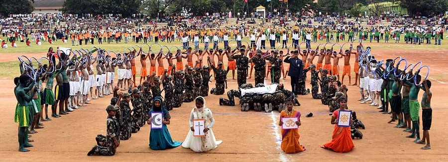 ಮಂಡ್ಯ ನಗರದ ಸರ್ ಎಂ.ವಿ.ಕ್ರೀಡಾಂಗಣದಲ್ಲಿ ಸ್ವಾತಂತ್ರ್ಯ ದಿನಾಚರಣೆ ಅಂಗವಾಗಿ ವಿದ್ಯಾರ್ಥಿಗಳು ಸಾಂಸ್ಕೃತಿಕ ಕಾರ್ಯಕ್ರಮಗಳನ್ನು ಪ್ರಸ್ತುತಪಡಿಸಿದರು