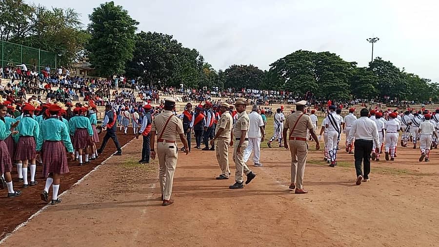 ಮಂಡ್ಯ ನಗರದ ಸರ್ಎಂ.ವಿ.ಕ್ರೀಡಾಂಗಣದಲ್ಲಿ ಪಥಸಂಚಲನ ಮೊಟಕುಗೊಳಿಸಿದ್ದಕ್ಕೆ ವಿದ್ಯಾರ್ಥಿಗಳು ಆಕ್ರೋಶ ವ್ಯಕ್ತಪಡಿಸಿದಾಗ ಪೊಲೀಸರು ಸಮಾಧಾನ ಪಡಿಸಿದರು