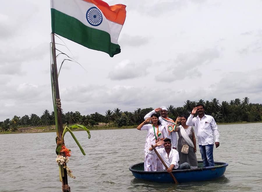 ಕೆ.ಆರ್.ಪೇಟೆ ಪಟ್ಟಣದ ದೇವೀರಮ್ಮಣಿ ಕೆರೆಯಲ್ಲಿ ಗಂಗಾಪರಮೇಶ್ವರಿ ಮೀನುಗಾರಿಗೆ ಸಂಘದಿಂದ ಕೆರೆಯ ಮಧ್ಯಭಾಗದಲ್ಲಿ ರಾಷ್ಟ್ರಧ್ವಜಾರೋಹಣ ನೆರವೇರಿಸಲಾಯಿತು
