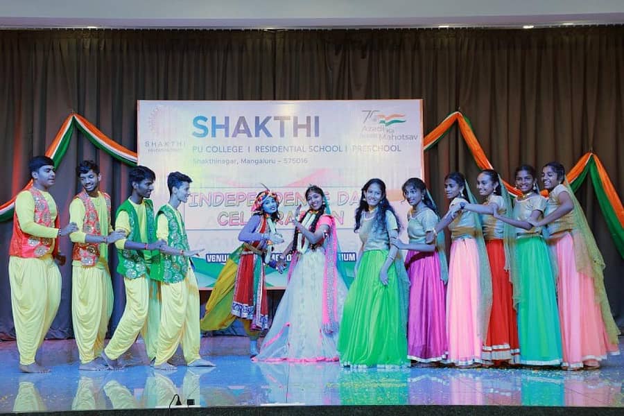 ಶಕ್ತಿ ಶಿಕ್ಷಣ ಸಂಸ್ಥೆಯಲ್ಲಿ ವಿದ್ಯಾರ್ಥಿಗಳು ದೇಶಭಕ್ತಿ ಸಾರುವ ನೃತ್ಯರೂಪಕ ಪ್ರದರ್ಶಿಸಿದರು