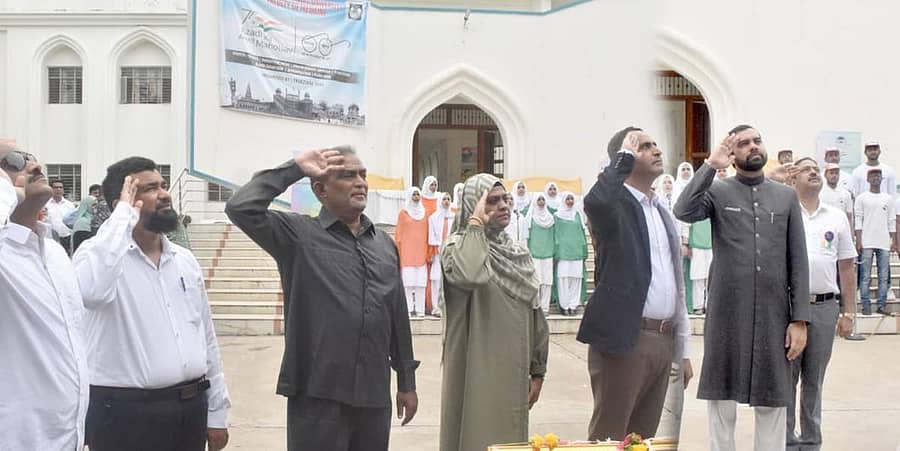 ಕೆಬಿಎನ್ ವಿಶ್ವವಿದ್ಯಾಲಯದಲ್ಲಿ ಆಯೋಜಿಸಿದ್ದ ಸ್ವಾತಂತ್ರ್ಯ ದಿನಾಚರಣೆಯಲ್ಲಿ ಸಮ ಕುಲಾಧಿಪತಿ ಸಯ್ಯದ್ ಮುಹಮ್ಮದ್ ಅಲಿ ಅಲ್ ಹುಸೇನಿ ಹಾಗೂ ಇತರರು ಭಾಗವಹಿಸಿದ್ದರು