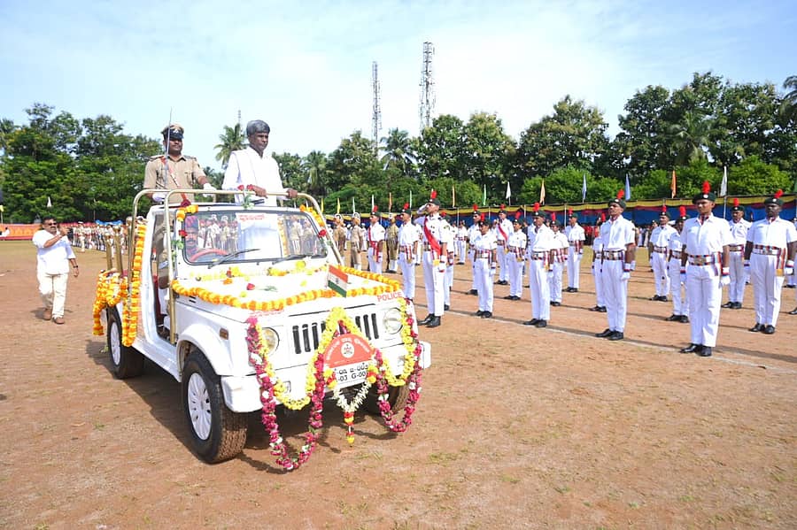 ಜಿಲ್ಲಾ ಉಸ್ತುವಾರಿ ಸಚಿವ ಕೋಟ ಶ್ರೀನಿವಾಸ ಪೂಜಾರಿ ಗೌರವ ವಂದನೆ ಸ್ವೀಕರಿಸಿದರು.