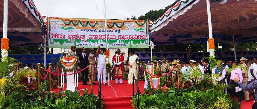 ತುಮಕೂರು ನಗರದ ಸರ್ಕಾರಿ ಪದವಿ ಪೂರ್ವ ಕಾಲೇಜು ಮೈದಾನದಲ್ಲಿ ಆರಗ ಜ್ಞಾನೇಂದ್ರ ಅವರಿಂದ ಧ್ವಜಾರೋಹಣ – ಪ್ರಜಾವಾಣಿ ಚಿತ್ರ