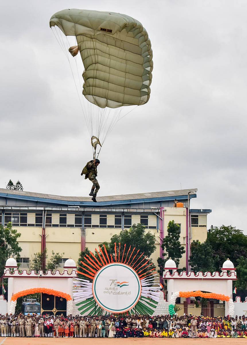 ಬೆಂಗಳೂರಿನ ಮಾಣಿಕ್ ಷಾ ಪರೇಡ್ ಮೈದಾನದಲ್ಲಿ ಪ್ಯಾರಾ ರೆಜಿಮೆಂಟ್ ಟ್ರೇನಿಂಗ್ ಸೆಂಟರ್ ಸಿಬ್ಬಂದಿಯ ‘ಕೊಂಬ್ಯಾಟ್ ಫ್ರೀ ಫಾಲ್’ ಪ್ರದರ್ಶನ