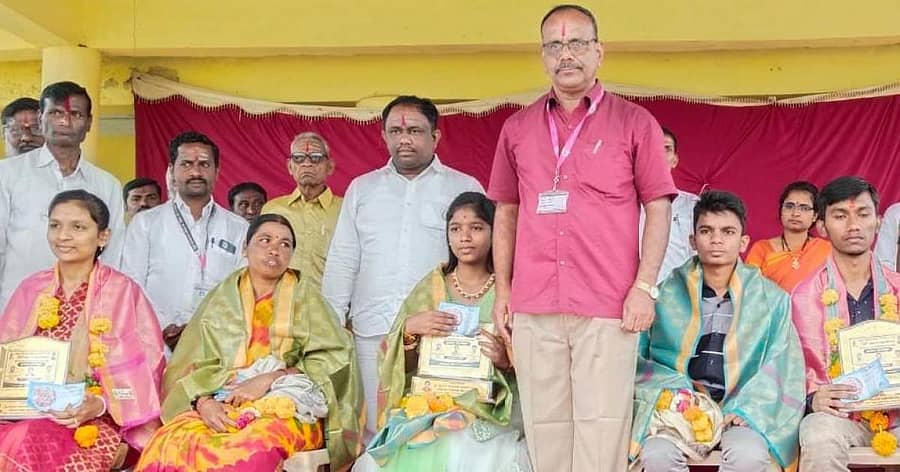 ಔರಾದ್ ತಾಲ್ಲೂಕಿನ ಎಕಲಾರ ಸರ್ಕಾರಿ ಶಾಲೆಯಲ್ಲಿ ನಡೆದ ಸ್ವಾತಂತ್ರ್ಯ ದಿನಾಚರಣೆ ಕಾರ್ಯಕ್ರಮದಲ್ಲಿ ಪ್ರತಿಭಾವಂತ ವಿದ್ಯಾರ್ಥಿಗಳಿಗೆ ಪ್ರತಿಭಾ ಪುರಸ್ಕಾರ ನೀಡಲಾಯಿತು