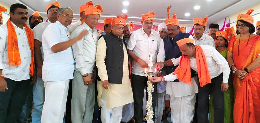 ಮುಂಡಗೋಡದಲ್ಲಿ ಮಂಗಳವಾರ ನಡೆದ ಜಿಲ್ಲಾ ಮಟ್ಟದ ಮರಾಠಾ ಸಮಾವೇಶವನ್ನು ಕಾರ್ಮಿಕ ಸಚಿವ ಶಿವರಾಮ ಹೆಬ್ಬಾರ ಹಾಗೂ ಗಣ್ಯರು ಉದ್ಘಾಟಿಸಿದರು