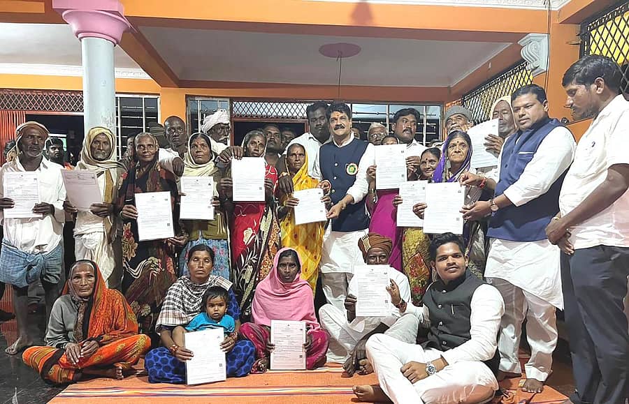 ಬೀದರ್ ತಾಲ್ಲೂಕಿನ ಬಸಂತಪುರ ಗ್ರಾಮದಲ್ಲಿ ಗುರುಪಾದಪ್ಪ ನಾಗಮಾರಪಳ್ಳಿ ಫೌಂಡೇಷನ್ ಅಧ್ಯಕ್ಷ ಸೂರ್ಯಕಾಂತ ನಾಗಮಾರಪಳ್ಳಿ ಅವರು ಅರ್ಹರಿಗೆ ಮಂಜೂರಾದ ಮಾಸಾಶನ ಪತ್ರ ವಿತರಿಸಿದರು