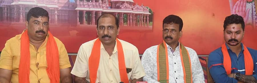 ಸುದ್ದಿಗೋಷ್ಠಿಯಲ್ಲಿ ವಿಶ್ವ ಹಿಂದೂ ಪರಿಷತ್ನ ವಿಭಾಗ ಕಾರ್ಯದರ್ಶಿ ದೇವಿಪ್ರಸಾದ್ ಶೆಟ್ಟಿ (ಎಡದಿಂದ ಎರಡನೆಯವರು) ಮಾತನಾಡಿದರು. ಬಜರಂಗದಳದ ವಿಭಾಗ ಸಂಚಾಲಕ ಭುಜಂಗ ಕುಲಾಲ್, ವಿಶ್ವ ಹಿಂದೂ ಪರಿಷತ್ನ ಗೋಪಾಲ್ ಕುತ್ತಾರ್ ಹಾಗು ಬಜರಂಗ ದಳದ ಜಿಲ್ಲಾ ಸಂಚಾಲಕ ಪುನೀತ್ ಅತ್ತಾವರ ಇದ್ದಾರೆ