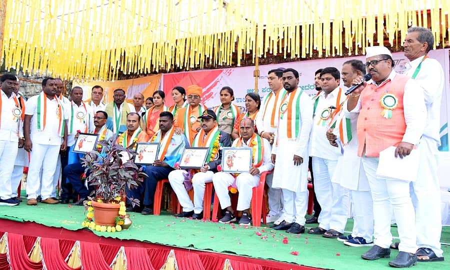 ಕಮಲನಗರ ತಾಲ್ಲೂಕಿನ ಠಾಣಾಕುಶನೂರು ಗ್ರಾಮ ಪಂಚಾಯಿತಿ ವತಿಯಿಂದ ನಡೆದ ಕಾರ್ಯಕ್ರಮದಲ್ಲಿ ಸಾಧಕರನ್ನು ಸನ್ಮಾನಿಸಲಾಯಿತು