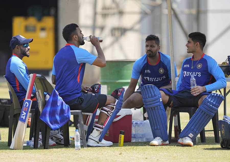 ಹರಾರೆ ಸ್ಪೋರ್ಟ್ಸ್ ಕ್ಲಬ್ ಕ್ರೀಡಾಂಗಣದಲ್ಲಿ ಅಭ್ಯಾಸದ ವೇಳೆ ಕೆ.ಎಲ್.ರಾಹುಲ್ ಹಾಗೂ ಸಹ ಆಟಗಾರರು ವಿಶ್ರಾಂತಿ ಪಡೆದರು –ಪಿಟಿಐ ಚಿತ್ರ