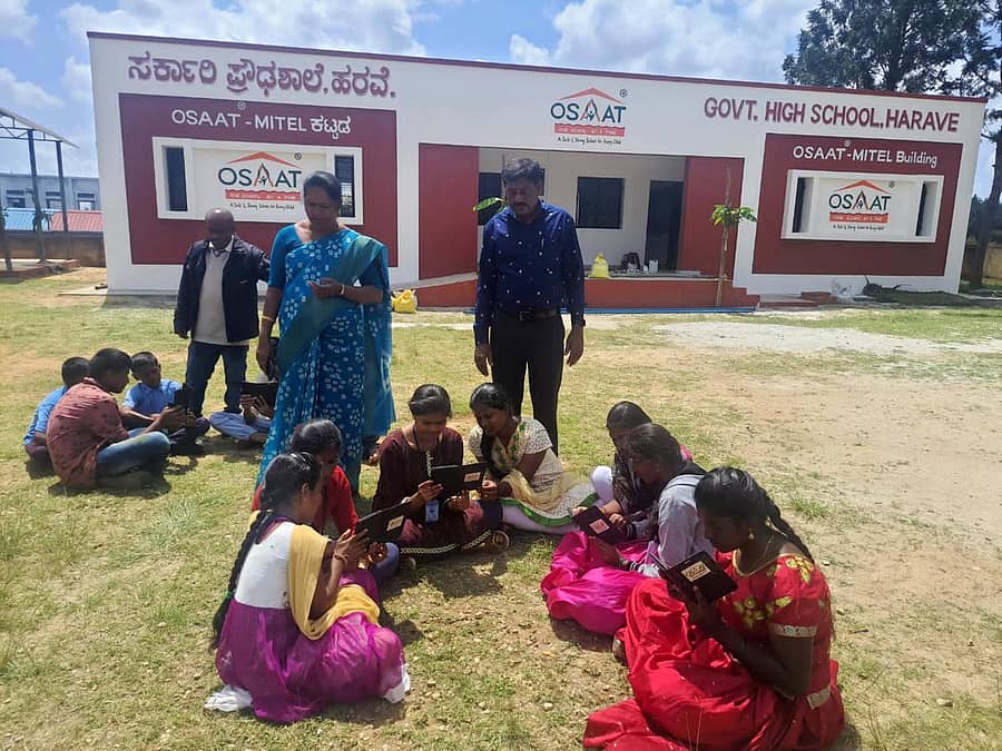 ಹುಣಸೂರು ತಾಲ್ಲೂಕಿನ ಹರವೆ ಗ್ರಾಮದಲ್ಲಿ ಬುಧವಾರ ಉದ್ಘಾಟನೆಗೊಳ್ಳಲಿರುವ ಒಸಾಟ್ ಸಂಸ್ಥೆಯ ನೂತನ ಕಟ್ಟಡ ಮತ್ತು ಡಿಜಿಟಲ್ ಶಿಕ್ಷಣದಲ್ಲಿ ತೊಡಗಿರುವ ವಿದ್ಯಾರ್ಥಿಗಳು