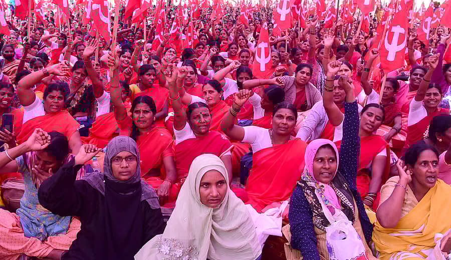 ವಿವಿಧ ಬೇಡಿಕೆಗಳಿಗೆ ಒತ್ತಾಯಿಸಿ ರಾಜ್ಯ ಅಕ್ಷರ ದಾಸೋಹ ನೌಕರರ ಸಂಘದ ನೇತೃತ್ವದಲ್ಲಿ ಮಹಿಳೆಯರು ಬೆಂಗಳೂರಿನ ಸ್ವಾತಂತ್ರ್ಯ ಉದ್ಯಾನದಲ್ಲಿ ಮಂಗಳವಾರ ಪ್ರತಿಭಟನೆ ನಡೆಸಿದರು – ಪ್ರಜಾವಾಣಿ ಚಿತ್ರ