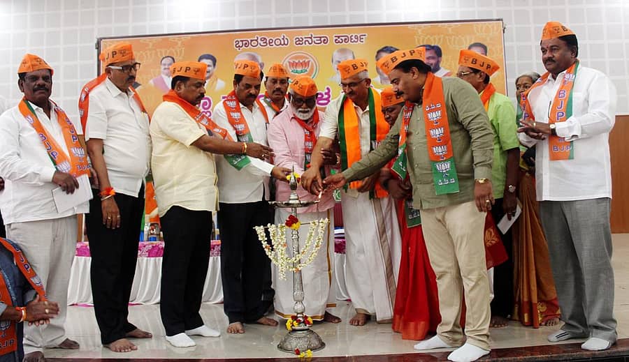 ಜಿಲ್ಲಾ ಬಿಜೆಪಿ ಘಟಕ ಮಂಗಳವಾರ ಹಮ್ಮಿಕೊಂಡಿದ್ದ ಜಿಲ್ಲಾ ಪ್ರಕೋಷ್ಠಗಳ ಸಮಾವೇಶವನ್ನು ರಾಜ್ಯ ಪ್ರಕೋಷ್ಠಗಳ ಸಂಚಾಲಕ ಪ್ರತಾಪ್ ಸಿಂಹ ನಾಯಕ್, ಶಾಸಕ ಎನ್.ಮಹೇಶ್, ರಾಜ್ಯ ಘಟಕದ ಉಪಾಧ್ಯಕ್ಷ ರಾಜೇಂದ್ರ, ಜಿಲ್ಲಾ ಘಟಕದ ಅಧ್ಯಕ್ಷ ಆರ್.ಸುಂದರ್, ಕಾಡಾ ಅಧ್ಯಕ್ಷ ನಿಜಗುಣರಾಜು ಇತರರು ಉದ್ಘಾಟಿಸಿದರು