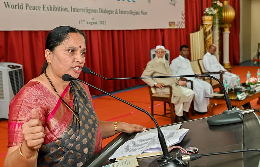 ಸಂತ ಫಿಲೋಮಿನಾ ಕಾಲೇಜಿನಲ್ಲಿ ಆಯೋಜಿಸಿದ್ದ ‘ಅಂತರ್ಧರ್ಮೀಯ ಸಂವಾದ’ ಕಾರ್ಯಕ್ರಮದಲ್ಲಿ ಡಾ.ಜ್ಯೋತಿ ಶಂಕರ್ ಮಾತನಾಡಿದರು. ಡಾ.ಅನೀಸ್ ಅಹ್ಮದ್, ಫಾದರ್ ಜಾನ್ ಪೀಟರ್ ಹಾಗೂ ಫಾದರ್ ಪ್ಯಾಟ್ರಿಕ್ ಕ್ಸೇವಿಯರ್ ಇದ್ದಾರೆ/ ಪ್ರಜಾವಾಣಿ ಚಿತ್ರ